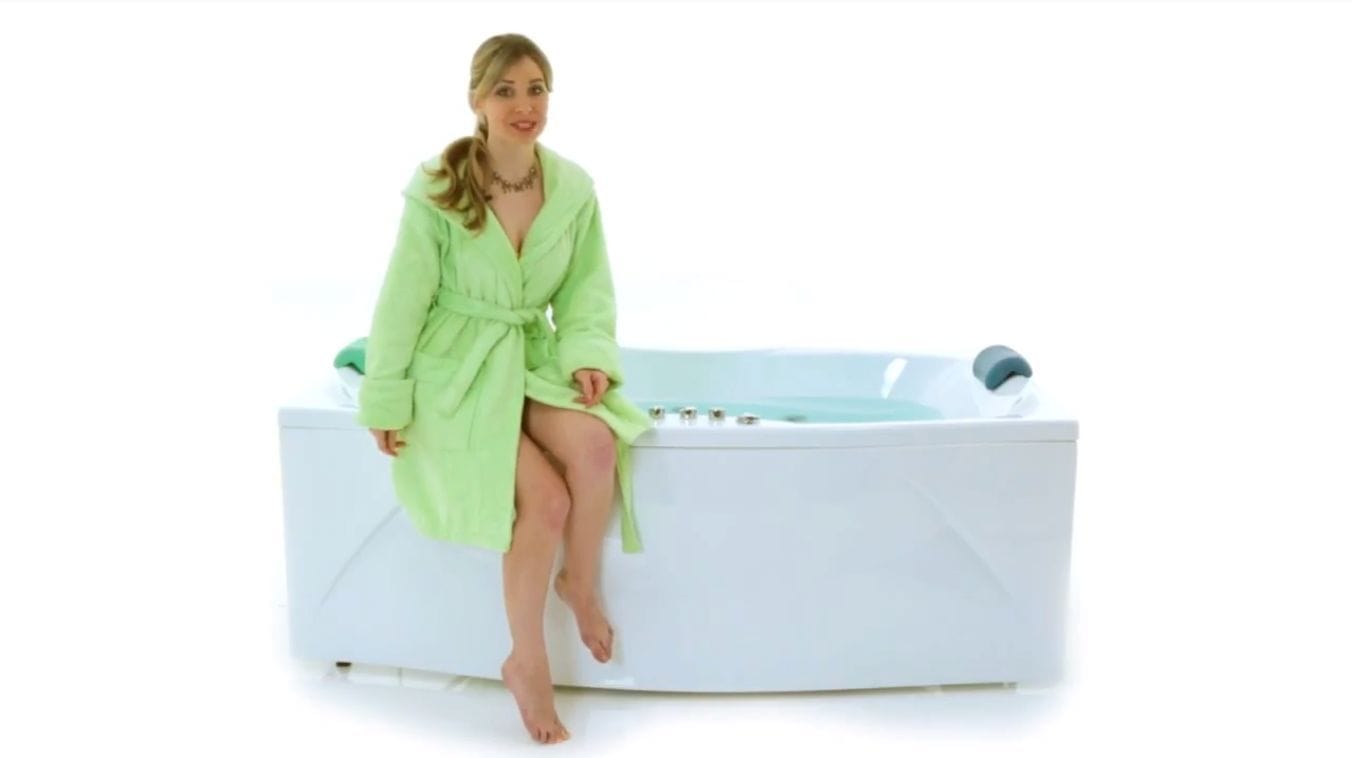 Ванна акриловая «Оскар 190» с видом девушки лежащей в ванне