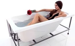 Ванна акриловая «Стандарт 160» прямоугольная с видом девушки лежащей в ванне