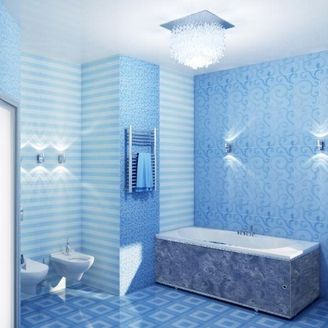Стены в ванной и экран ванны обшиты панелями