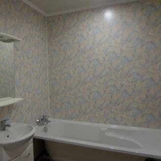 Стены ванной комнаты обшиты стеновыми панелями ПВХ