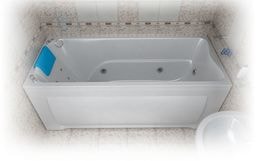 Ванна акриловая «Берта 170» вид ванны в интерьере