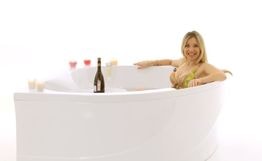 Ванна акриловая «Эрика 140» угловая с видом девушки лежащей в ванне