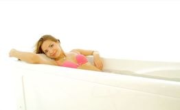 Ванна акриловая «Катрин 170» с видом девушки лежащей в ванне