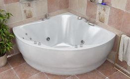 Ванна акриловая «Лилия 150» угловая вид ванны в интерьере
