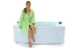 Ванна акриловая «Оскар 190» прямоугольная с видом девушки лежащей в ванне