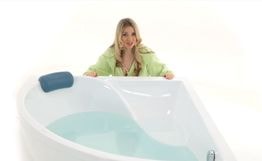 Ванна акриловая «Синди 125» прямоугольная гидромассажная с видом девушки лежащей в ванне