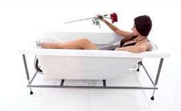 Ванна акриловая «Стандарт 150» прямоугольная с видом девушки лежащей в ванне
