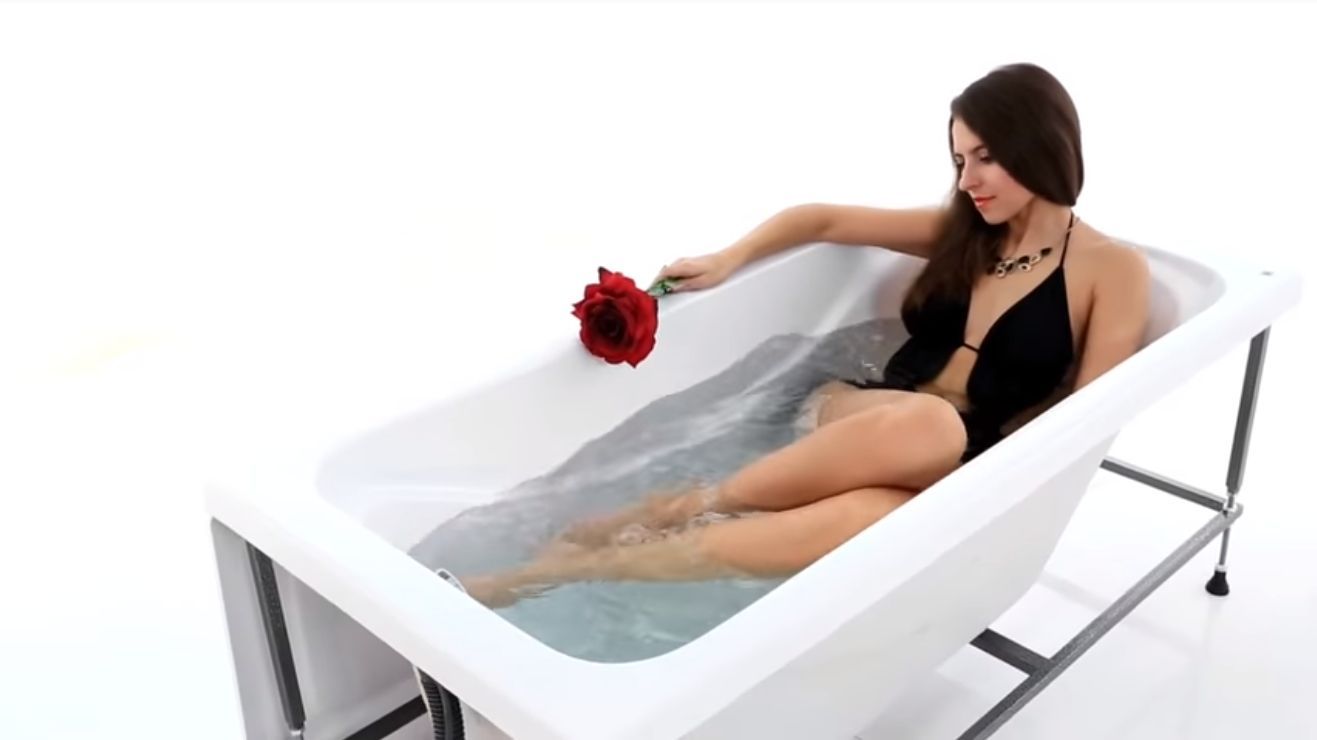 Ванна акриловая «Стандарт 150» с видом девушки лежащей в ванне