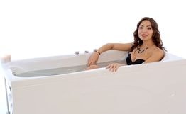 Ванна акриловая «Эмма 170» прямоугольная с видом девушки лежащей в ванне